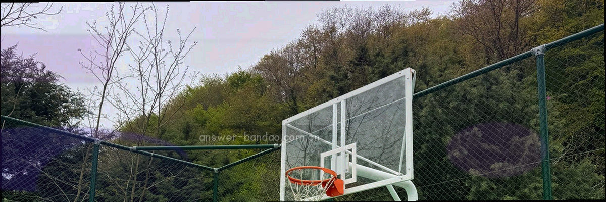 体育场夜景灯火通明，空场无人物